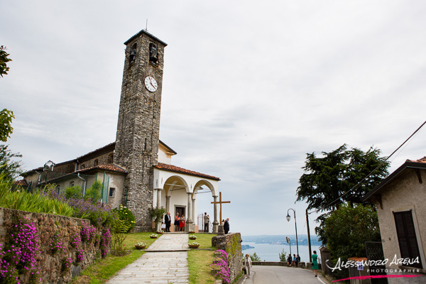 fotografo matrimonio lago maggiore Chiesa San Giulio di Comnago sullo sfondo il lago maggiore