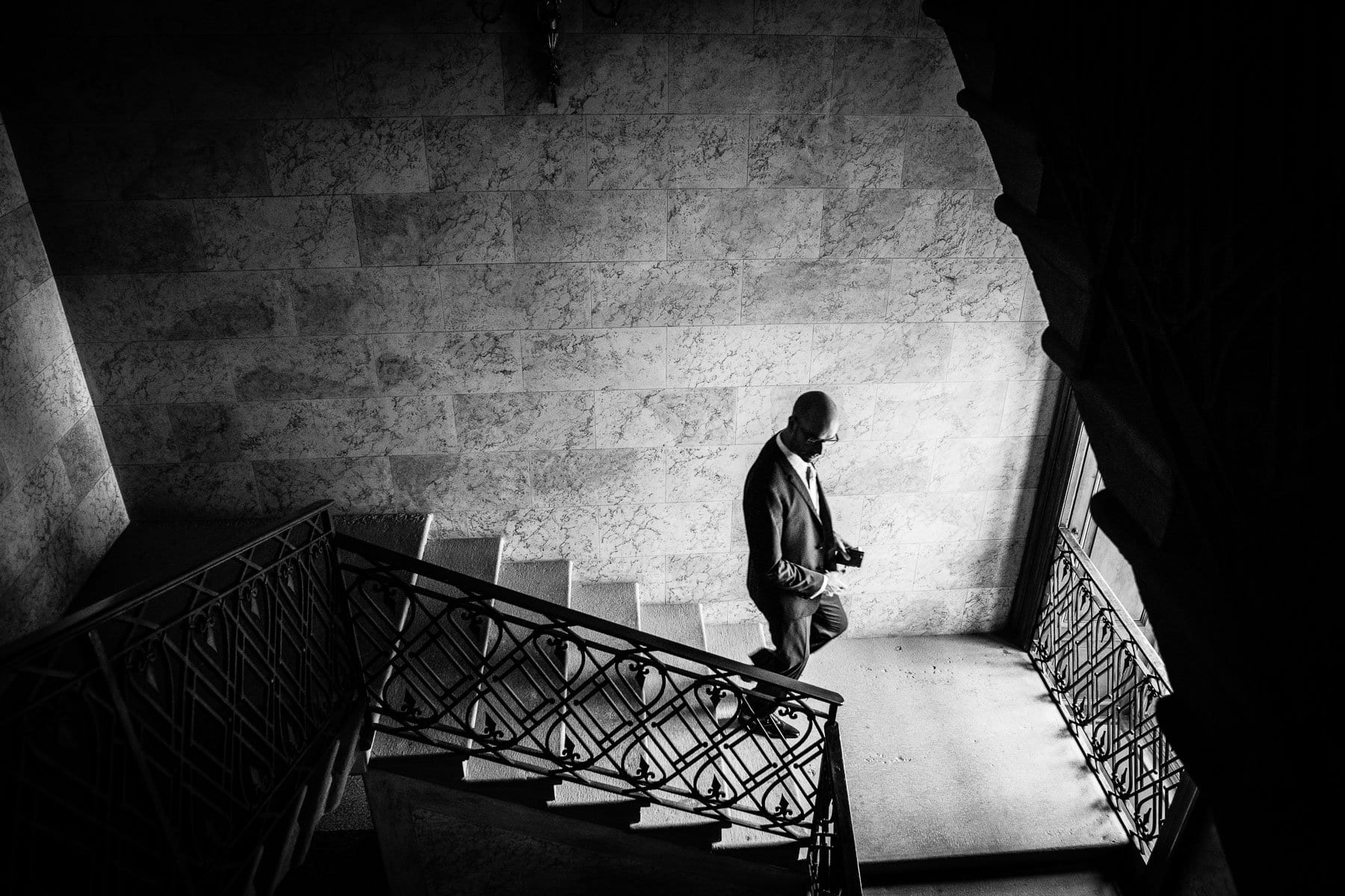 Sposo raggiunge la cerimonia