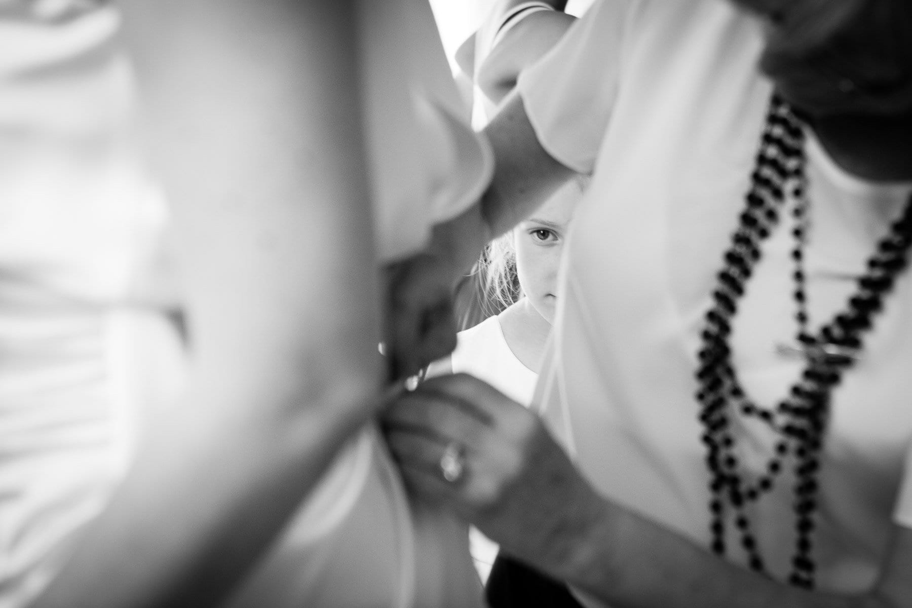 Bambina durante i preparativi della sposa