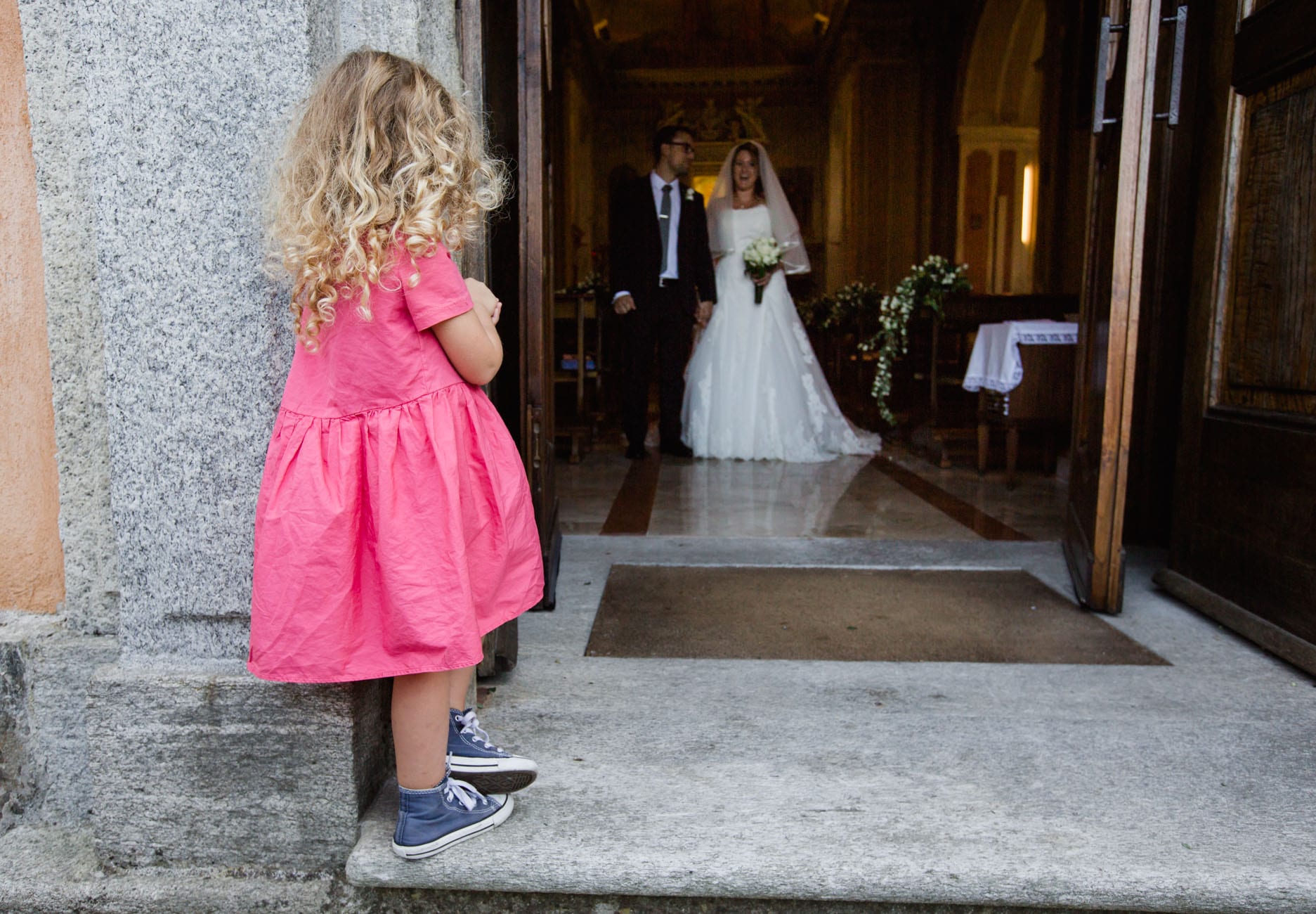 Bambina attende gli sposi