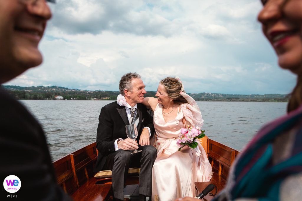 Lago di Varese - gli sposi raggiungo la location in barca