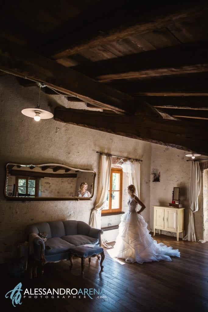 La sposa ha appena indossato l'abito