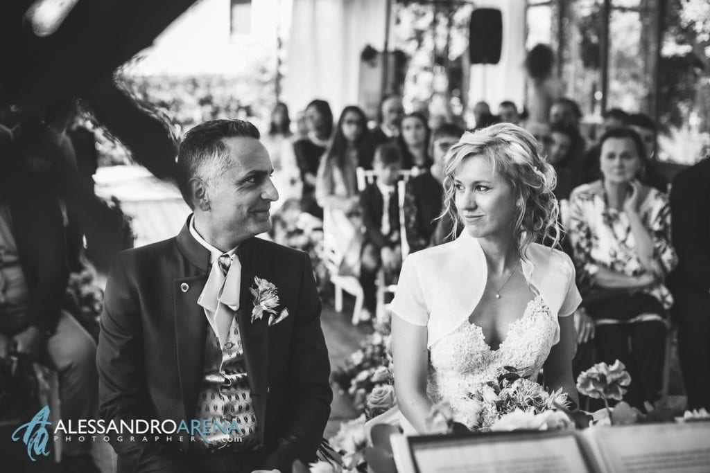 Ancora uno sguardo di intesa tra gli sposi