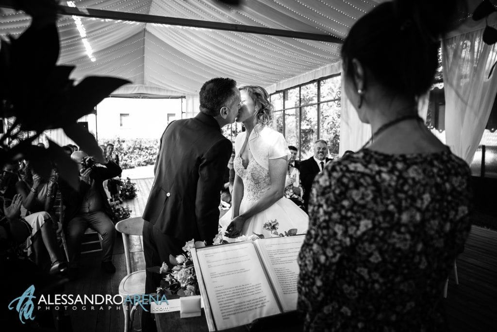 Lo sposo può baciare la sposa - Rito civile Mulino dell'olio - Location per matrimoni Varese