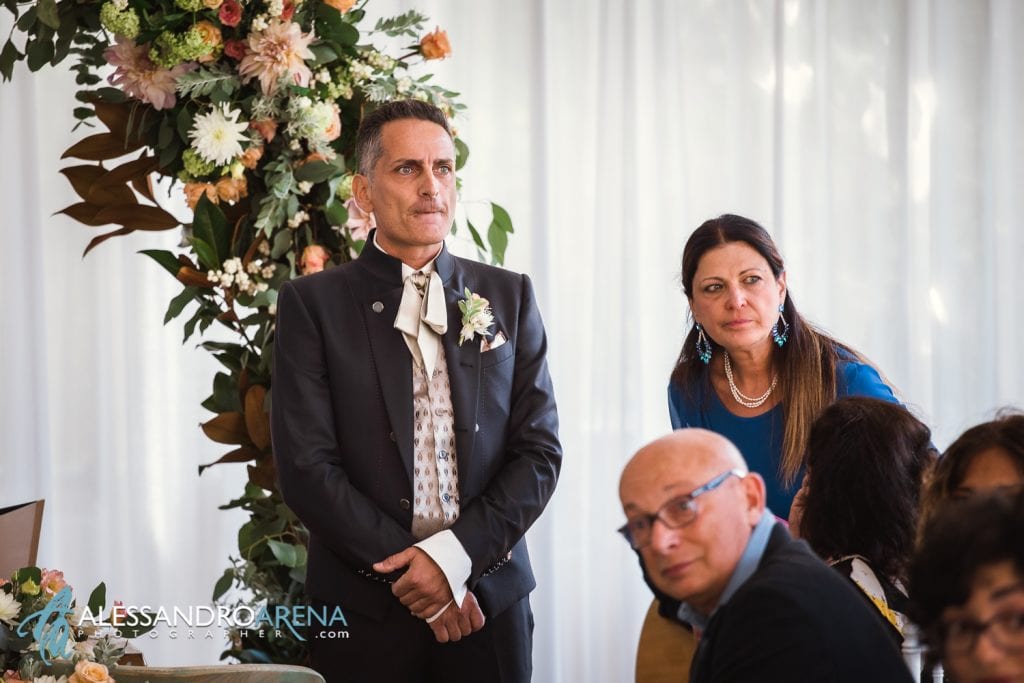 Lo sposo ha appena visto la sposa