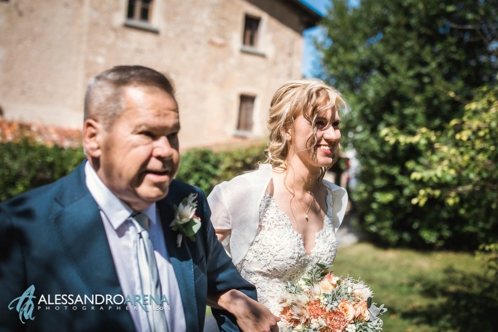 La sposa accompagnata dal papà