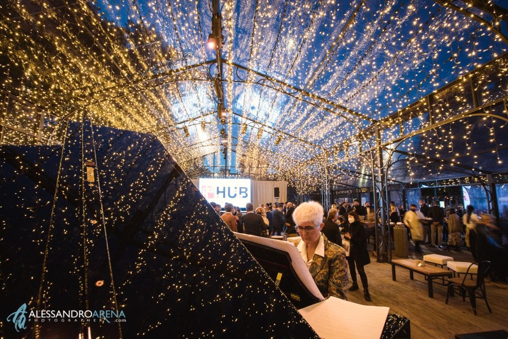 accompagnati dalle note di un piano