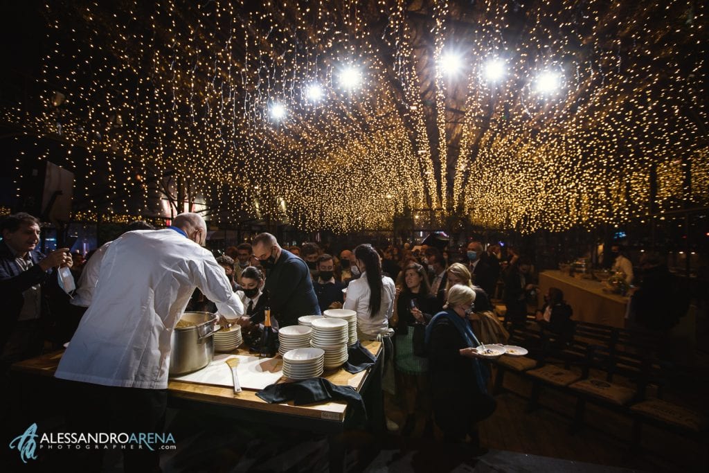 Enrico Derflingher serve il suo famoso risotto Regina Vittoria