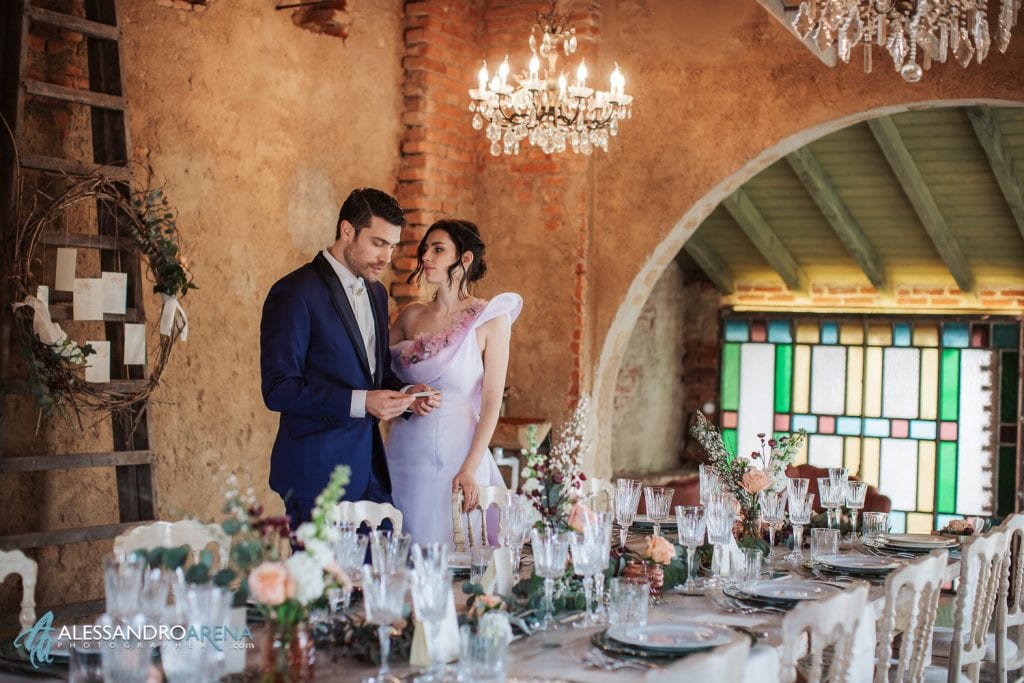 Sposi in location controllano l'allestimento - Villa Umberto 1896 Abbiategrasso