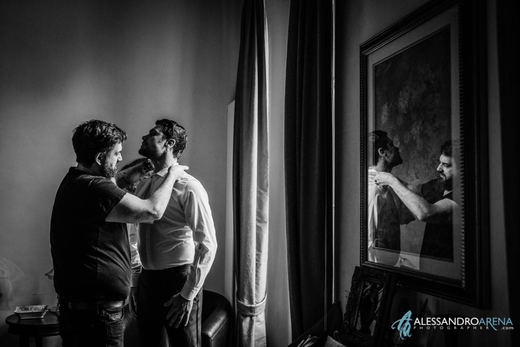 Simone Marulli prepara lo sposo per lo shooting a Villa Umberto 1896