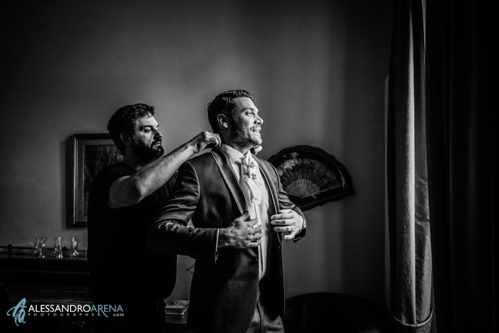 Simone Marulli prepara lo sposo per lo shooting a Villa Umberto 1896