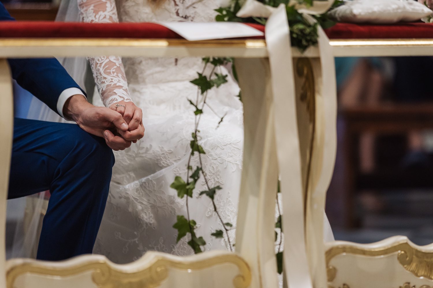 Dettaglio delle mani degli sposi