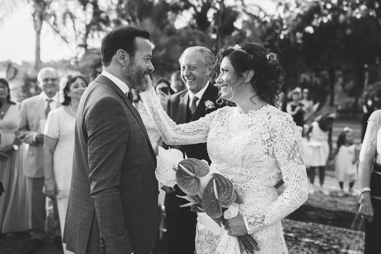 La sposa incontra lo sposo - Location Matrimonio in Sicilia - Case delle terre forti - Foto Alessandro Arena