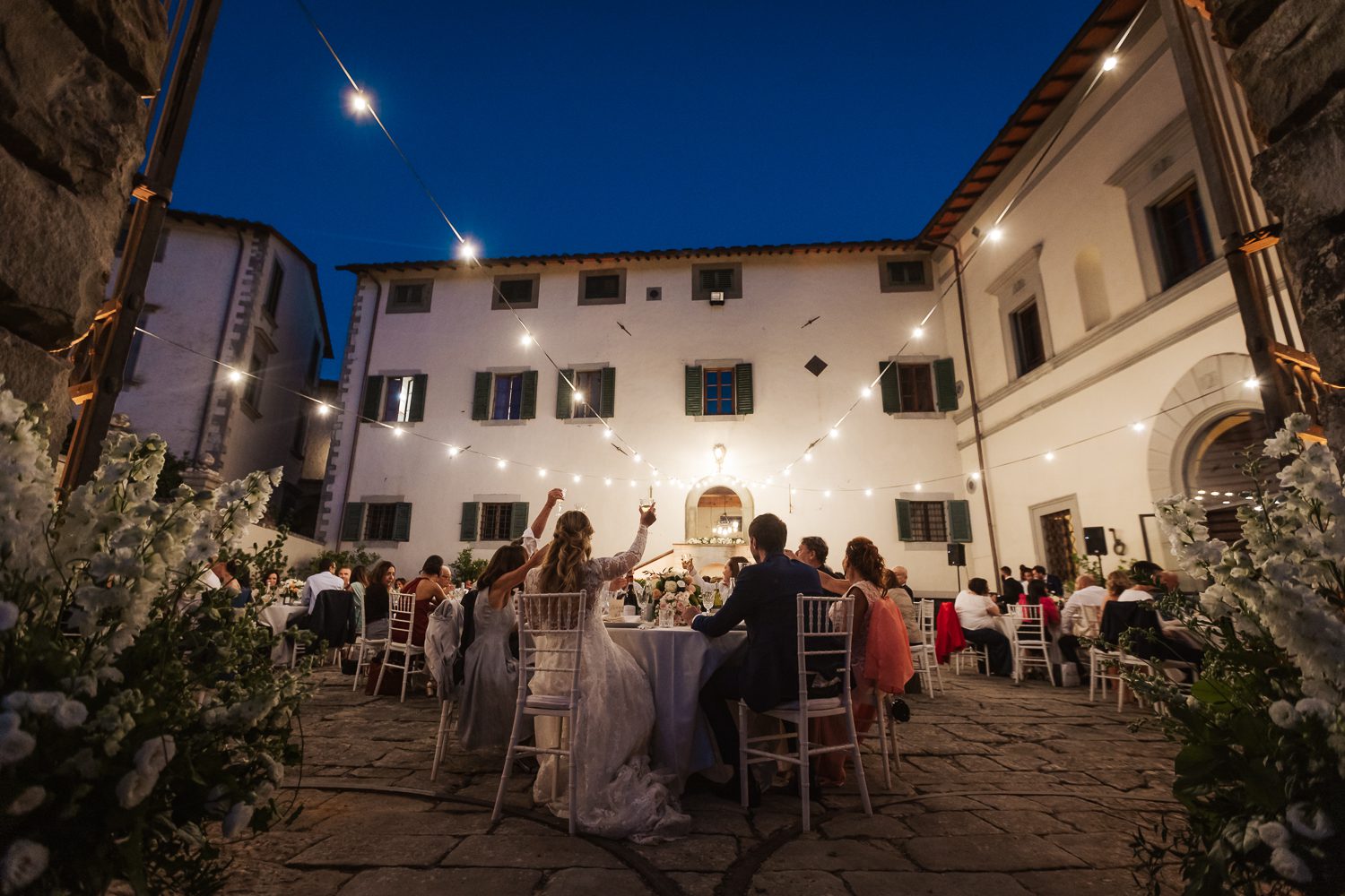 Gli sposi brindano con i loro invitati