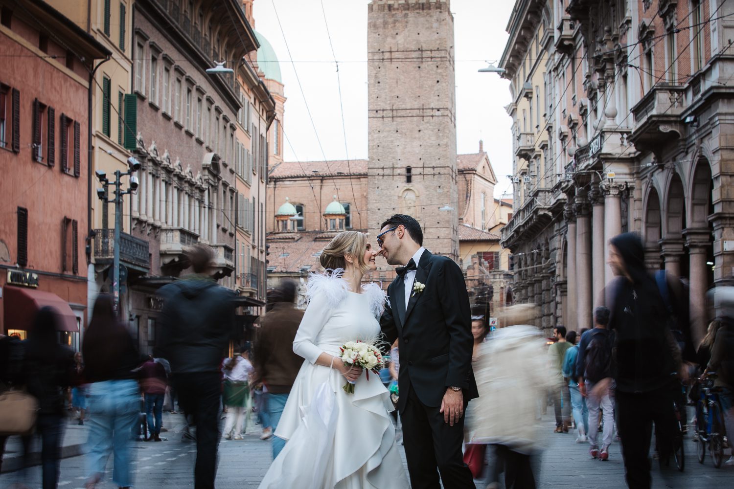 Sposi in centro a Bologna - Matrimonio a Bologna - Foto Alessandro Arena