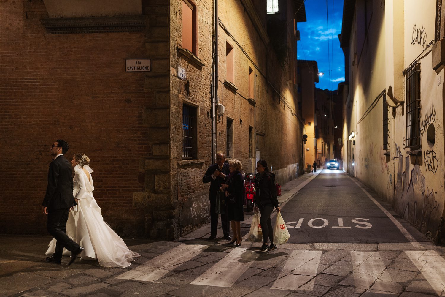 Sposi in centro a Bologna - Matrimonio a Bologna - Foto Alessandro Arena