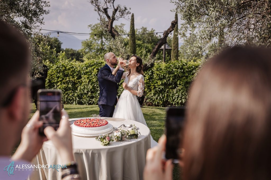 Brindisi al taglio della torta, location per matrimoni Brescia Ristorante Due Colombe