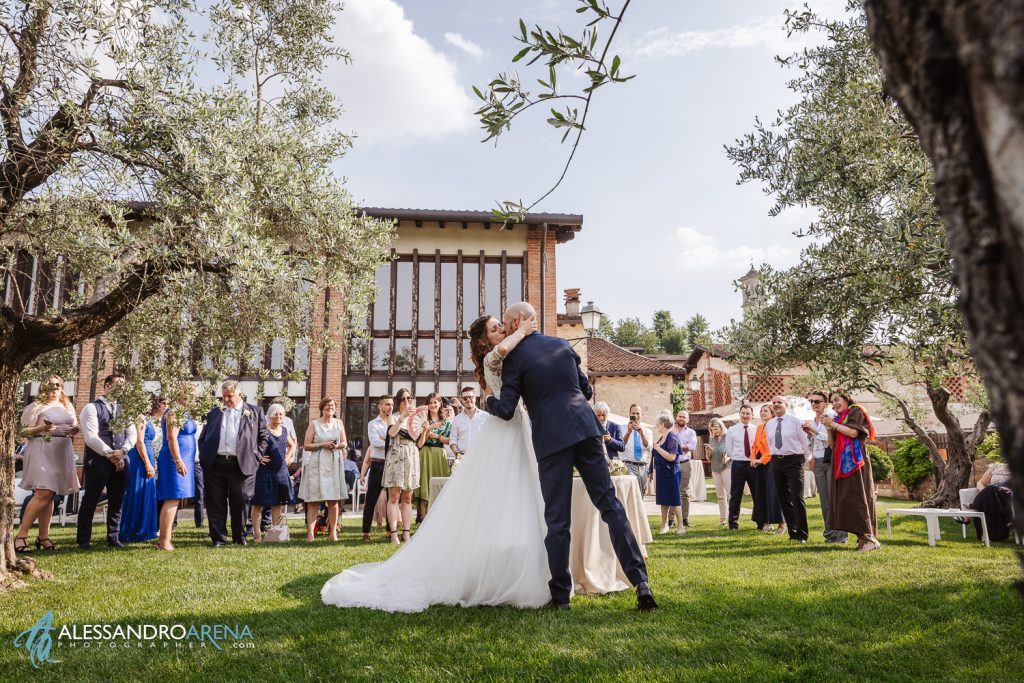 Bacio al taglio della torta, location per matrimoni Brescia Ristorante Due Colombe