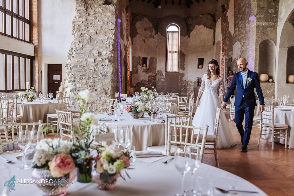 Gli sposi controllano gli allestimenti, location Ristorante due colombe sala chiesa sconsacrata