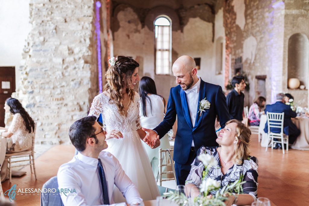 Gli sposi in sala dialogano con gli invitati tra i tavoli, location Ristorante Due Colombe sala chiesa sconsacrata