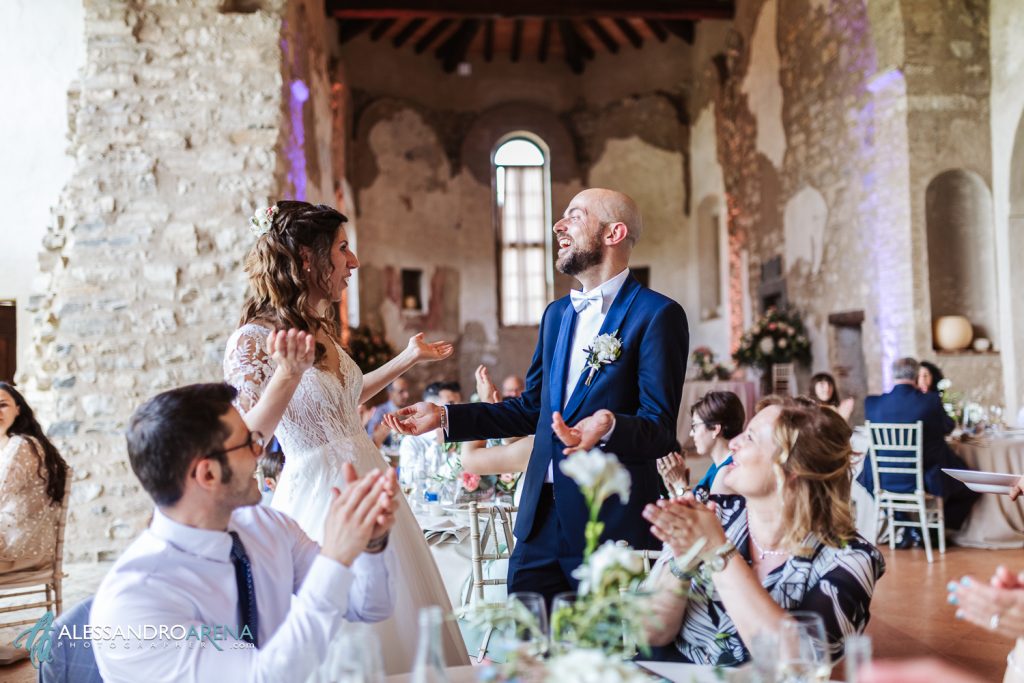 Gli sposi in sala dialogano con gli invitati tra i tavoli, location Ristorante Due Colombe sala chiesa sconsacrata