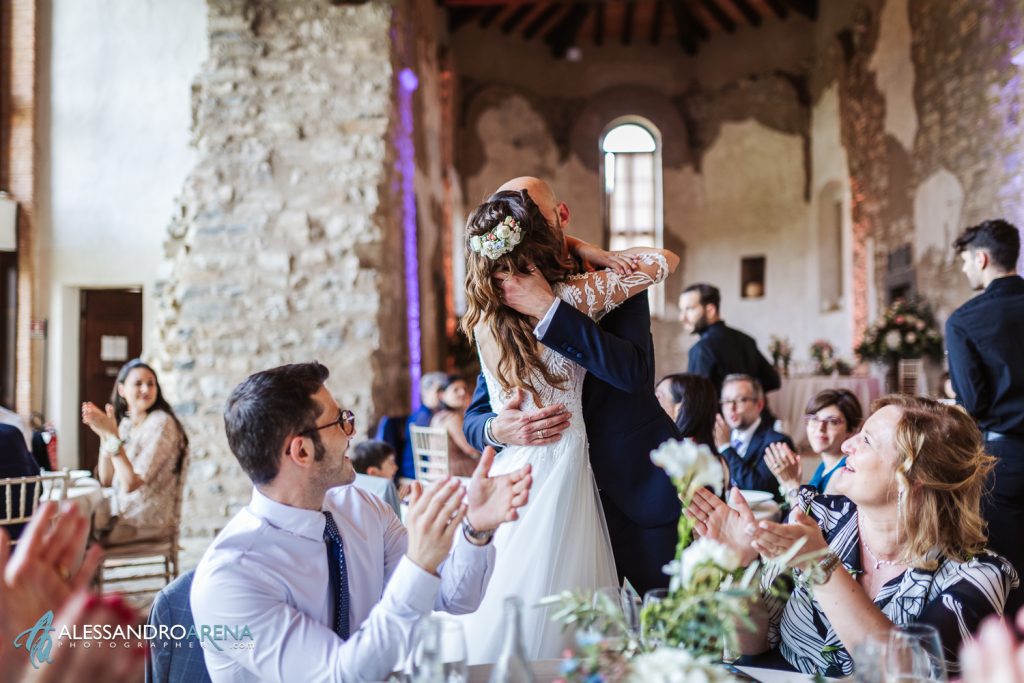 Gli invitati chiedo il bacio, location Ristorante Due Colombe sala chiesa sconsacrata