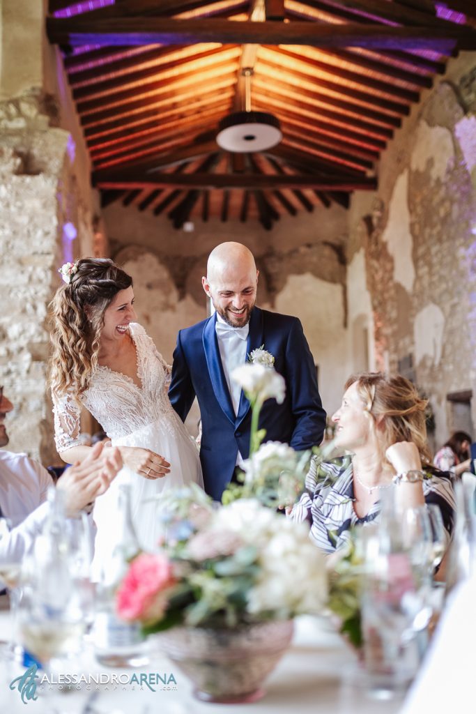 Gli sposi felici tra i tavoli, location Ristorante Due Colombe sala chiesa sconsacrata