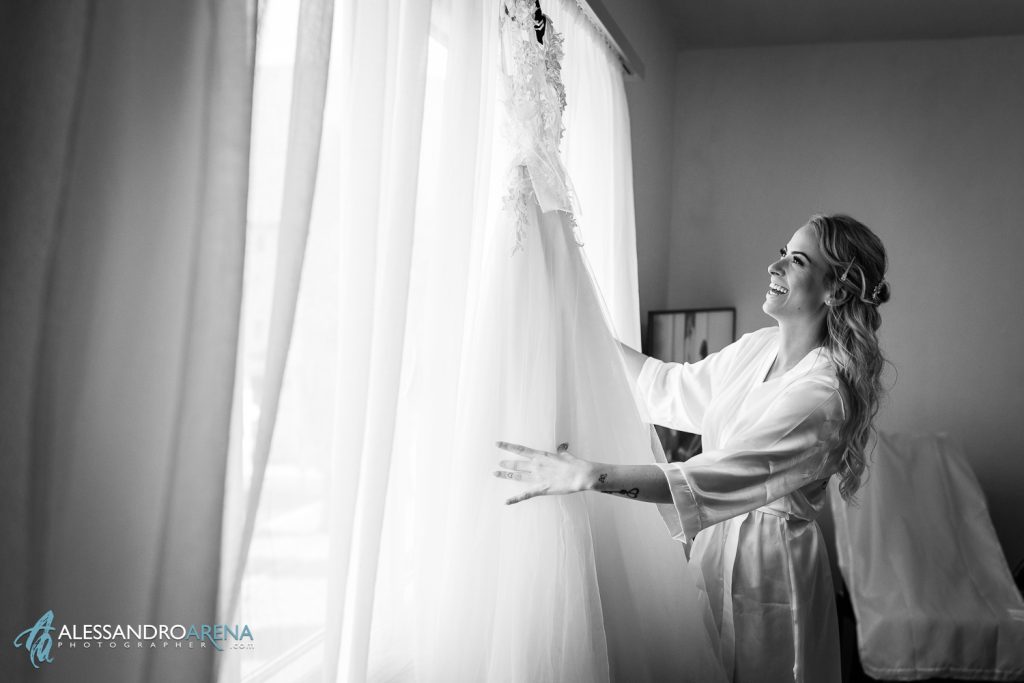 La sposa prepara l'abito prima di indossarlo