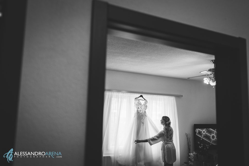 La sposa sistema l'abito che è pronta ad indossare