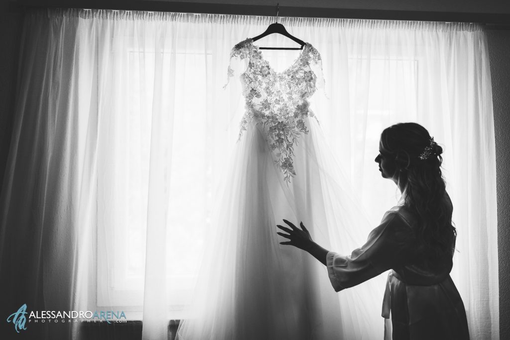 La sposa sistema l'abito prima di indossarlo