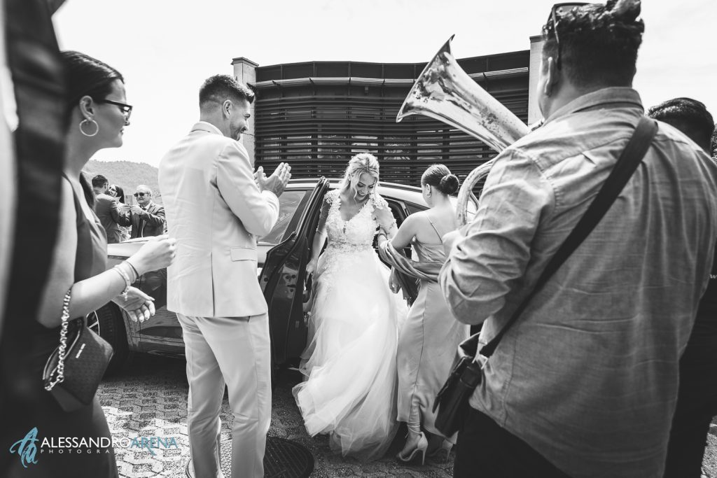 La sposa scende dalla macchina aiutata dallo sposo