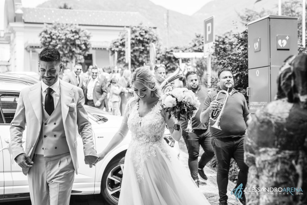 Arrivo degli sposi al municipio di Taverne