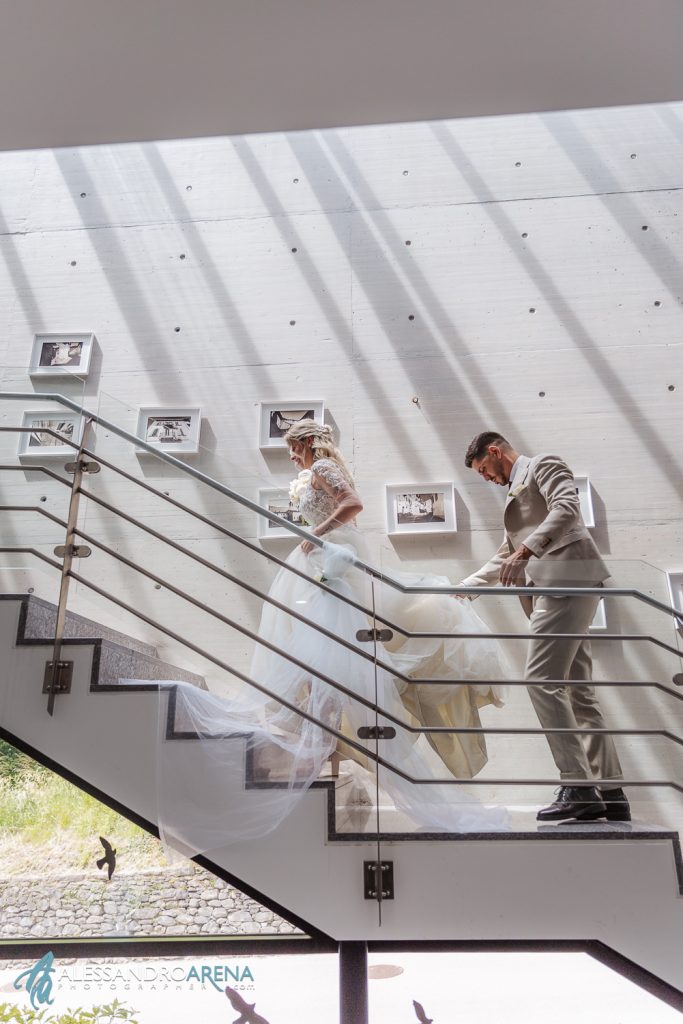 Gli sposi salgono le scale del municipio di Taverne