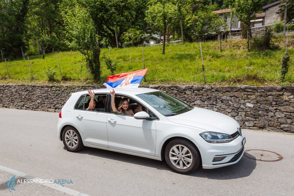 Arrivo degli invitati al municipio di Taverne.