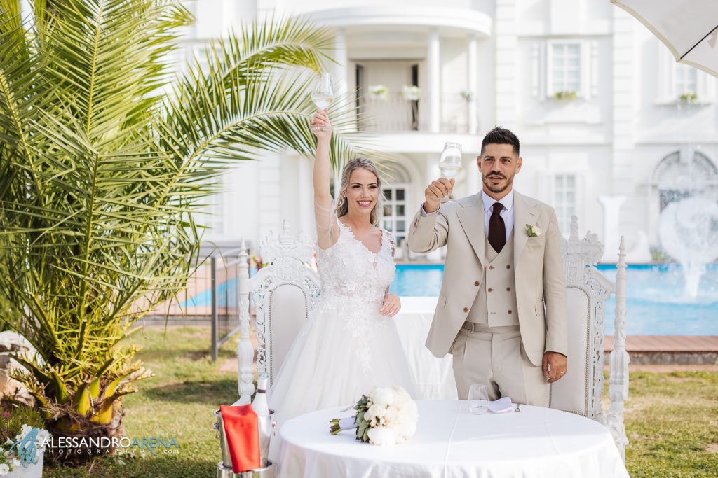 Matrimonio a Villa Renoir, sposi che brindano