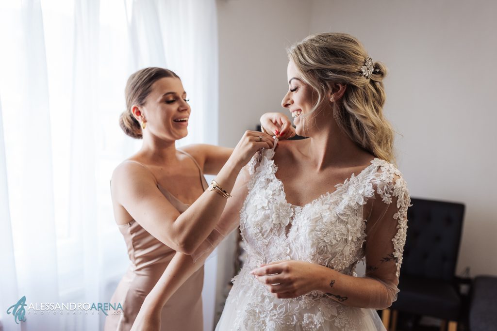 La damigella aiuta la sposa ad insossare l'abito