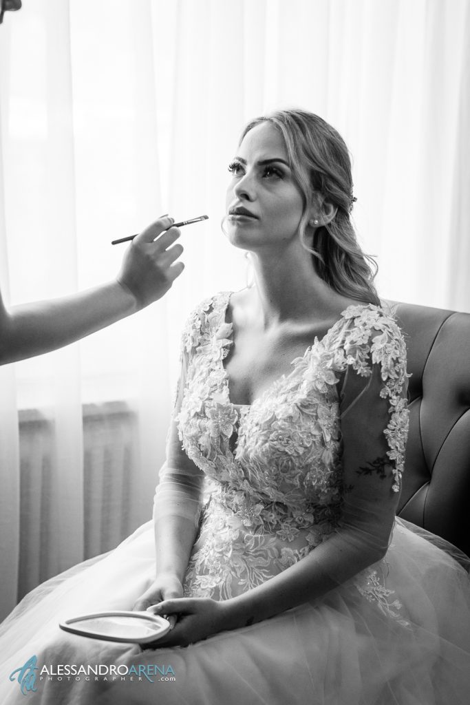 Ultimi ritocchi per il trucco della sposa