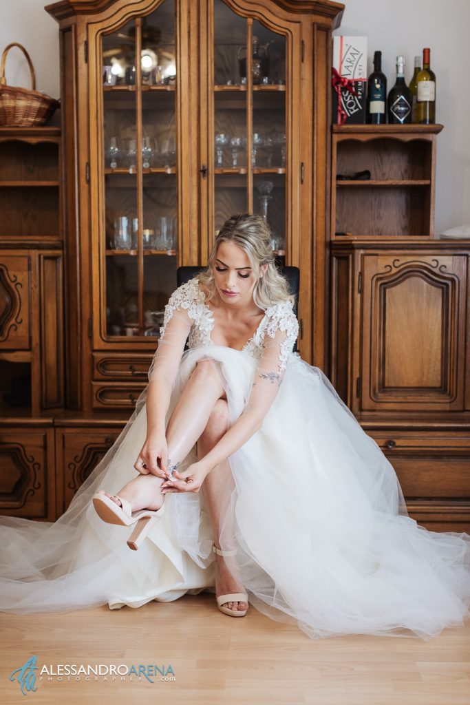 La sposa indossa le scarpe