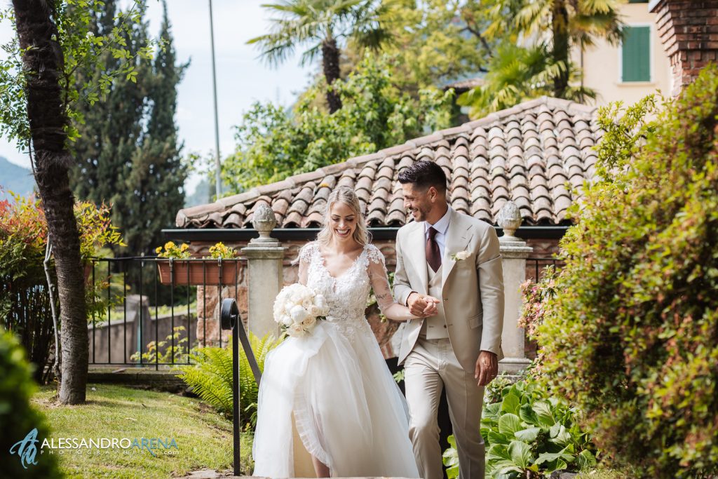 Gli sposi arrivano al parco Scherrer di Morcote per una breve sessione fotografica.
