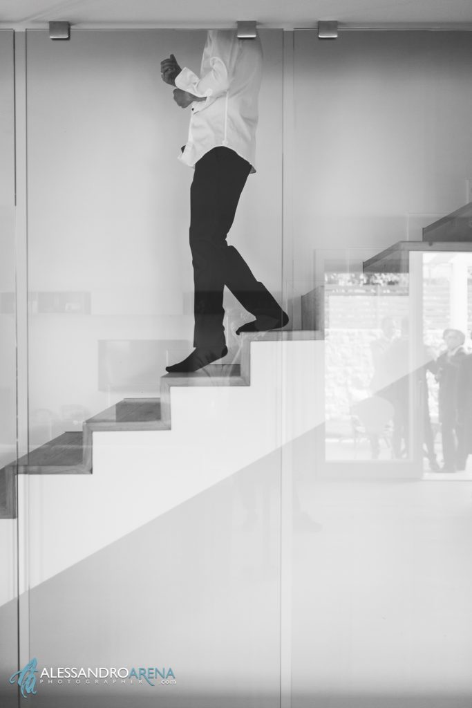 Lo sposo scende le scale di casa propria