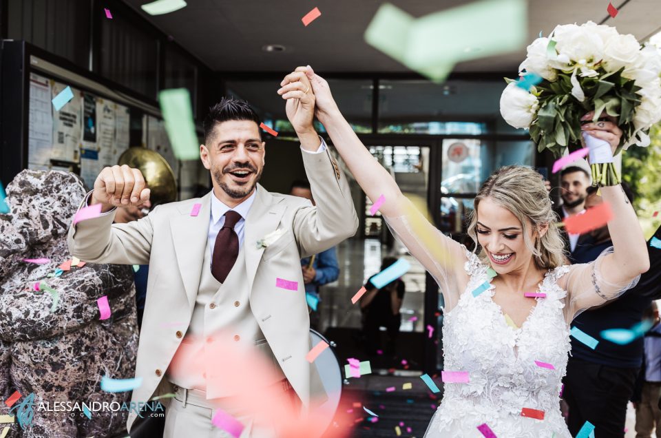 Matrimonio civile in ticino. Uscita degli sposi dopo il loro rito civile in comune