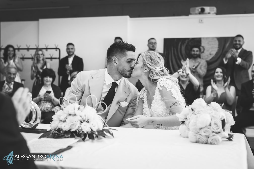 Rito civile in Ticino, gli sposi si baciano dopo essere stati dichiarati marito e moglie