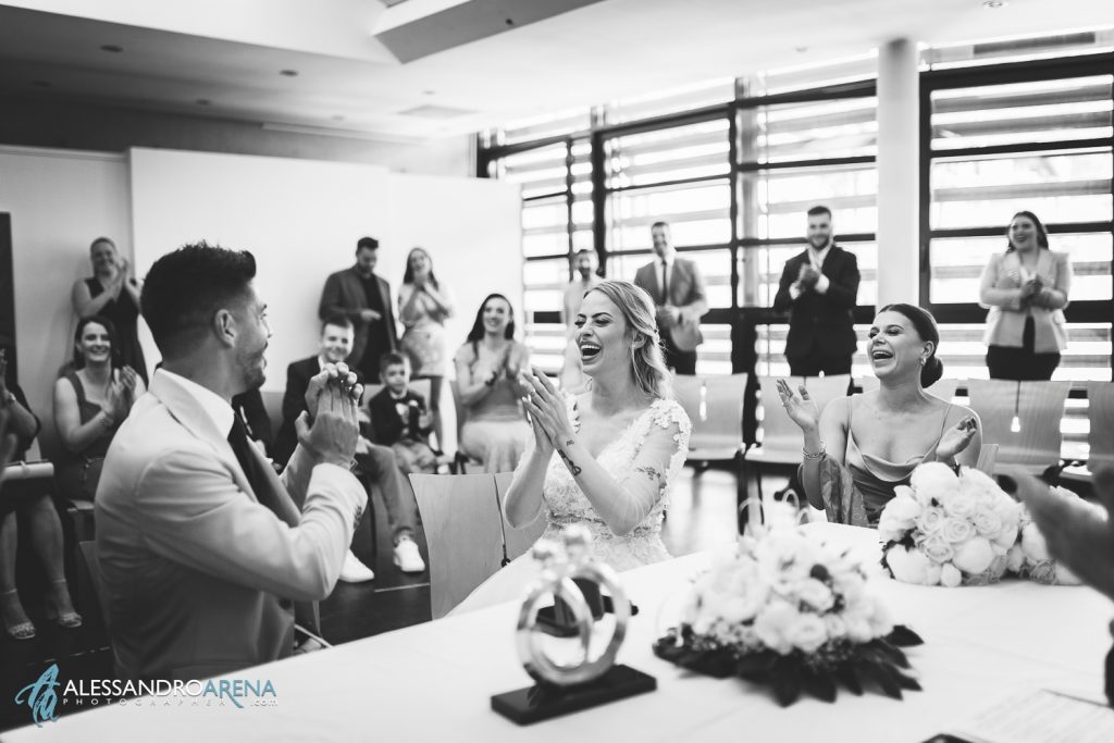 Rito civile in ticino, un applauso agli sposi