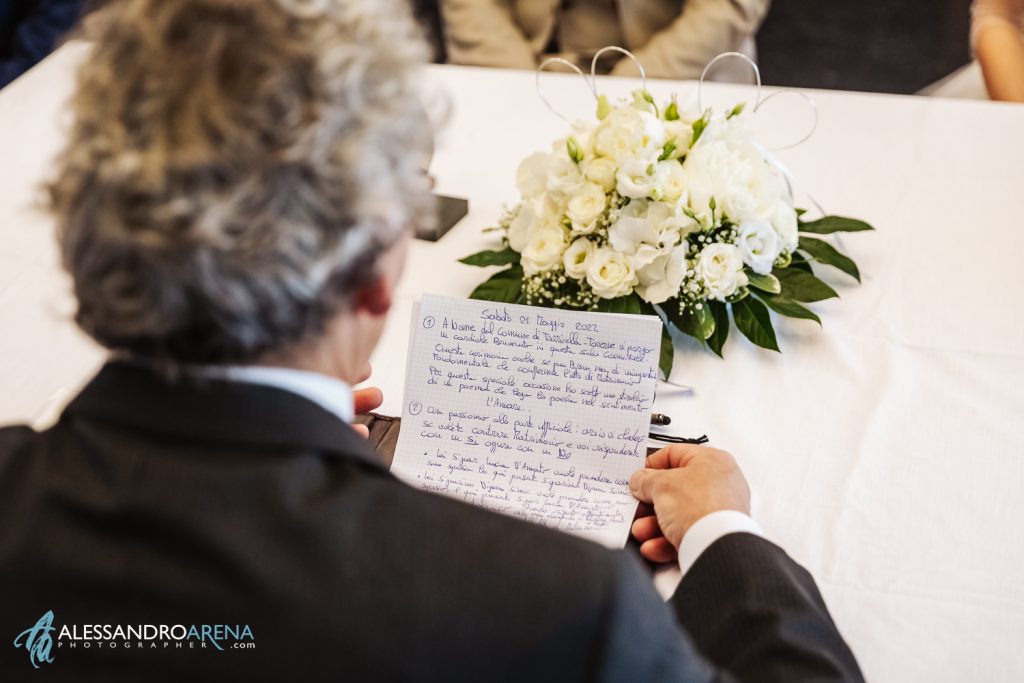 Il sindaco legge il suo discorso del matrimonio civile in Ticino