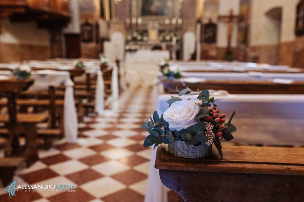 dettaglio floreale matrimonio in Chiesa di San Vigilio vescovo, Monterotondo Passirano Brescia