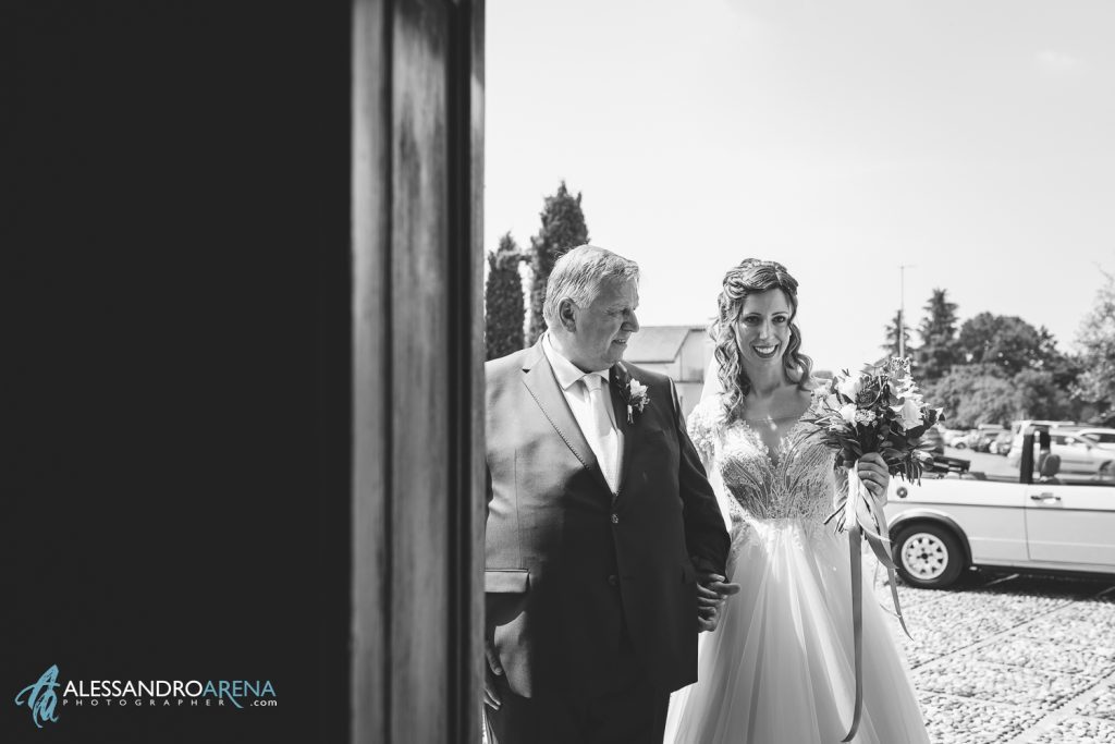 Ingresso della sposa, matrimonio in chiesa di San Vigilio Monterotndo Passirano, Brescia