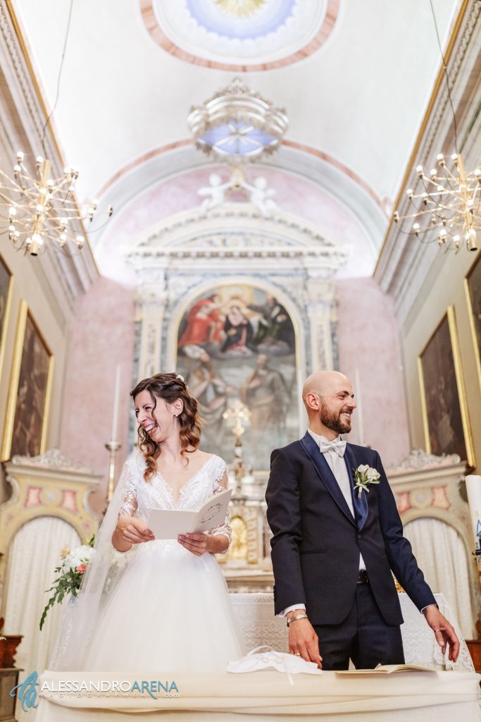 Gli sposi si scambiano le promesse,  matrimonio in Franciacorta, chiesa di San Vigilio Monterotndo Passirano, Brescia