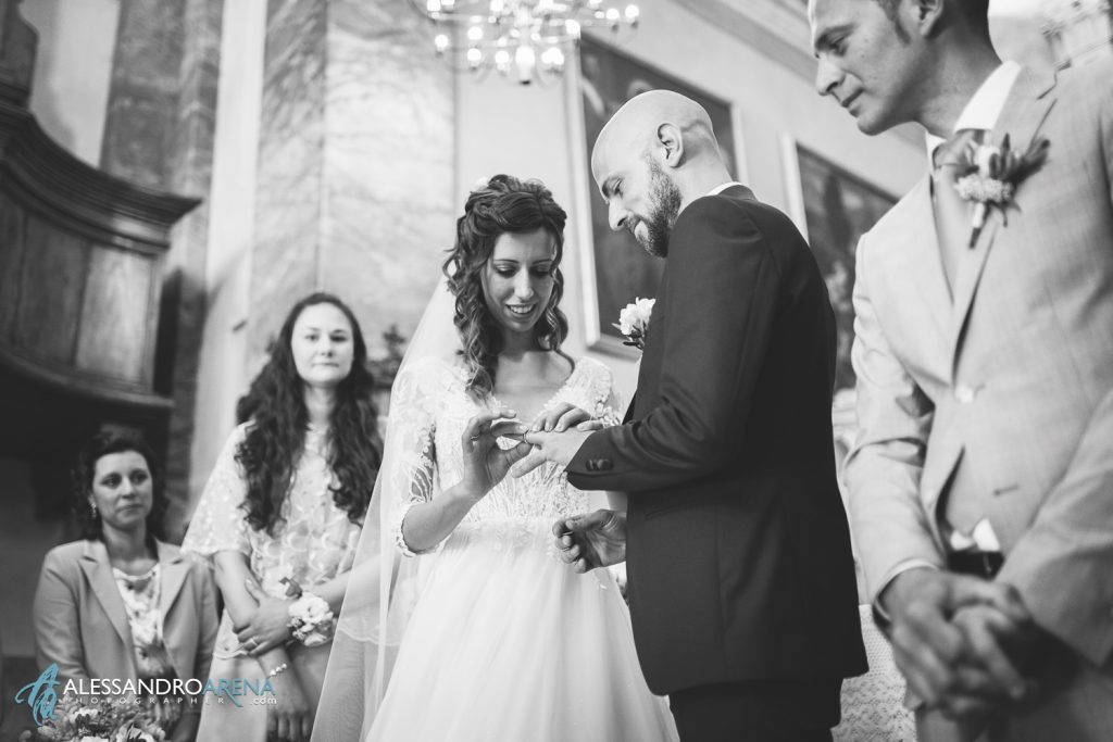 Scambio degli anelli, matrimonio in Franciacorta, chiesa di San Vigilio Monterotndo Passirano, Brescia