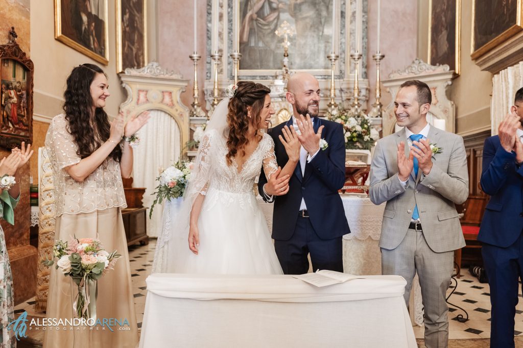 Gli sposi mostrano gli anelli 