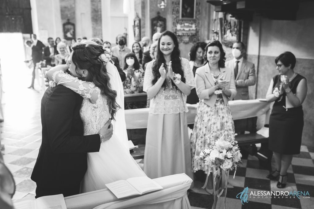 Gli sposi si abbracciano, matrimonio in Franciacorta, chiesa di San Vigilio Monterotndo Passirano, Brescia